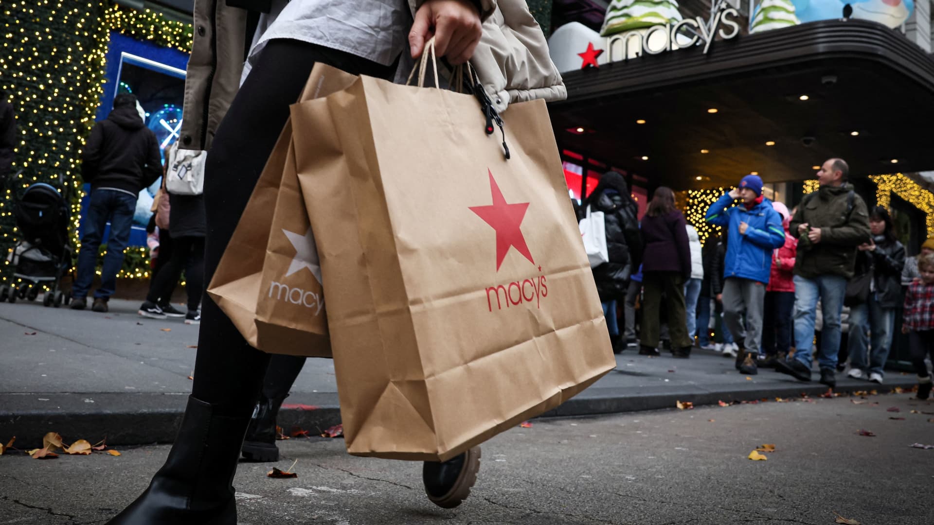 Retail sales rise 0.6% in December, topping expectations for holiday shopping