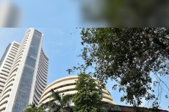 Markets end 3-week winning streak, shed over 1% on weak global cues